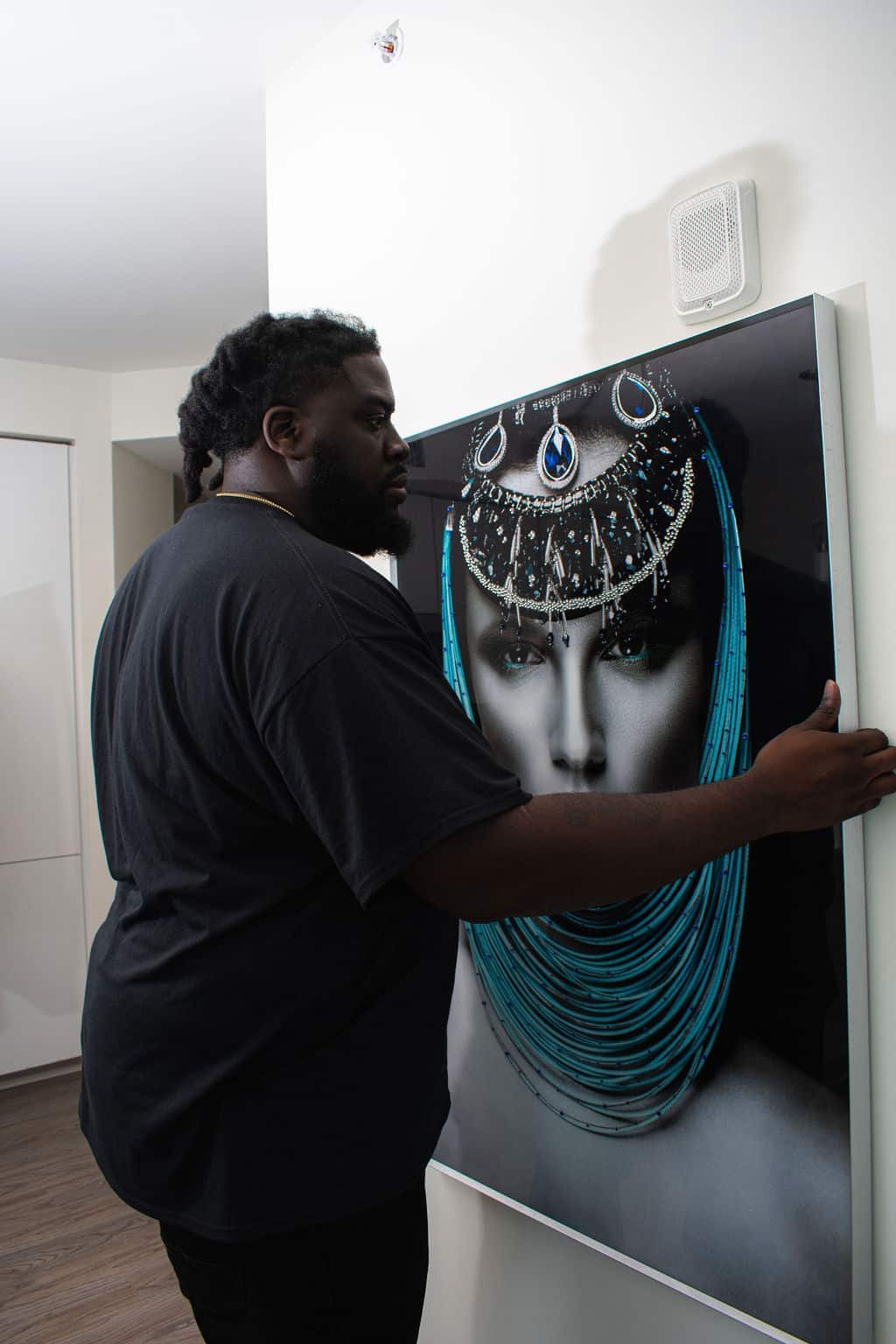 Man moving a painting. moving company in Miami