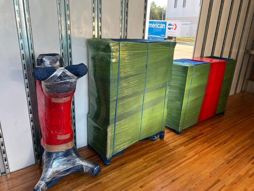 professional movers ensuring the delivery of furnitures