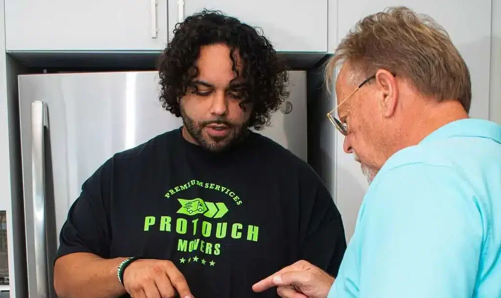 mover expert taking to the customer, planning a moving service