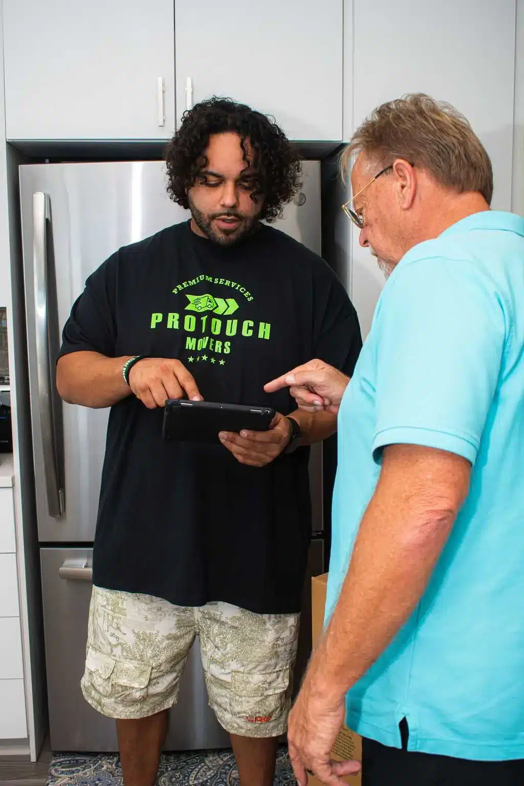 mover expert taking to the customer, planning a moving service